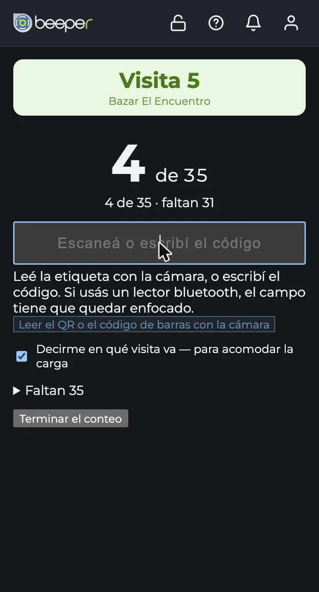 Beeper en un celular, cargando la camioneta: la visita 5, cuatro de treinta y cinco bultos cargados y el campo para escanear el código.