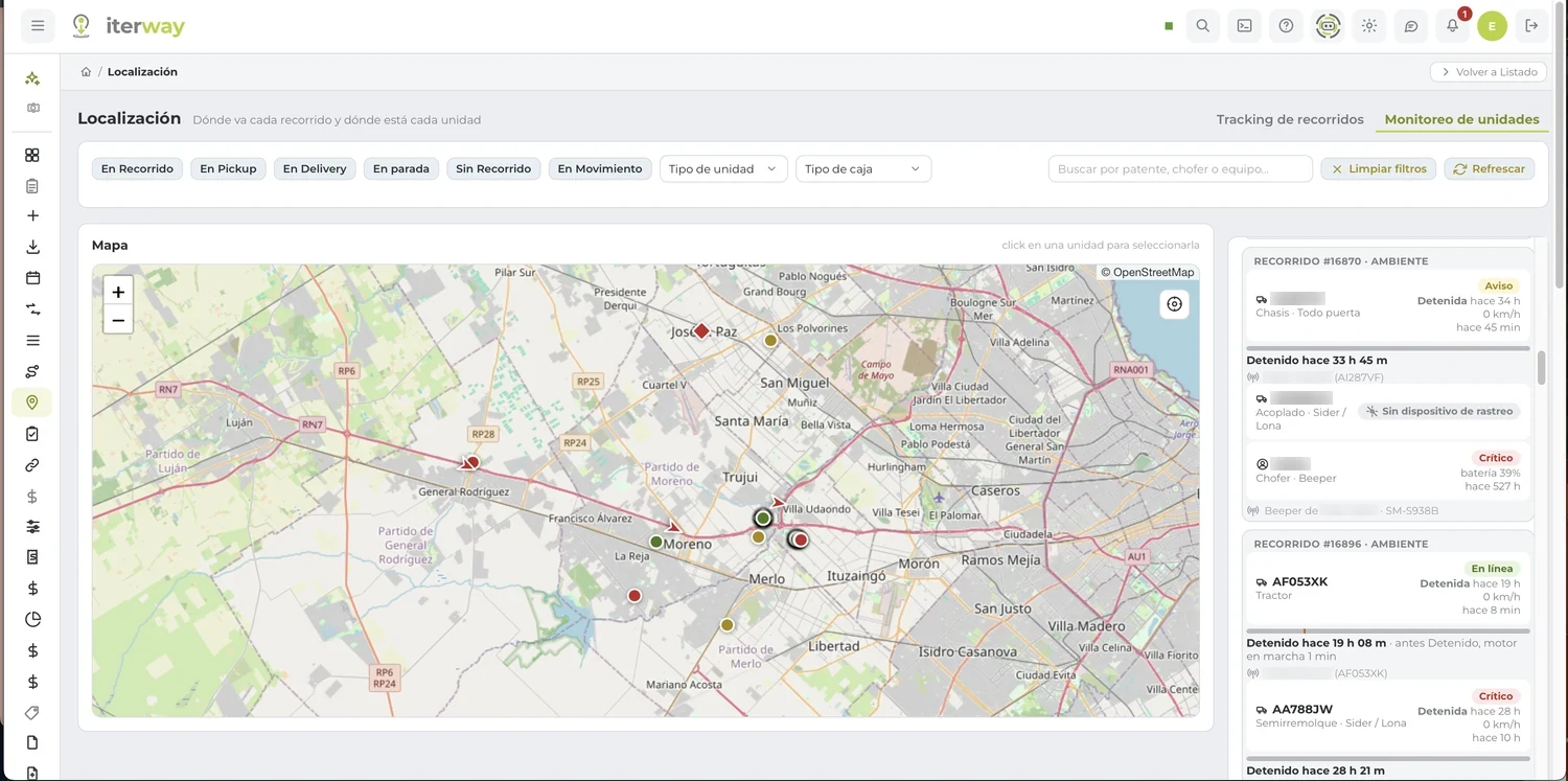 Location screen: the map with the units and, on the right, the panel with each route, its unit, its driver, and the status of its device.
